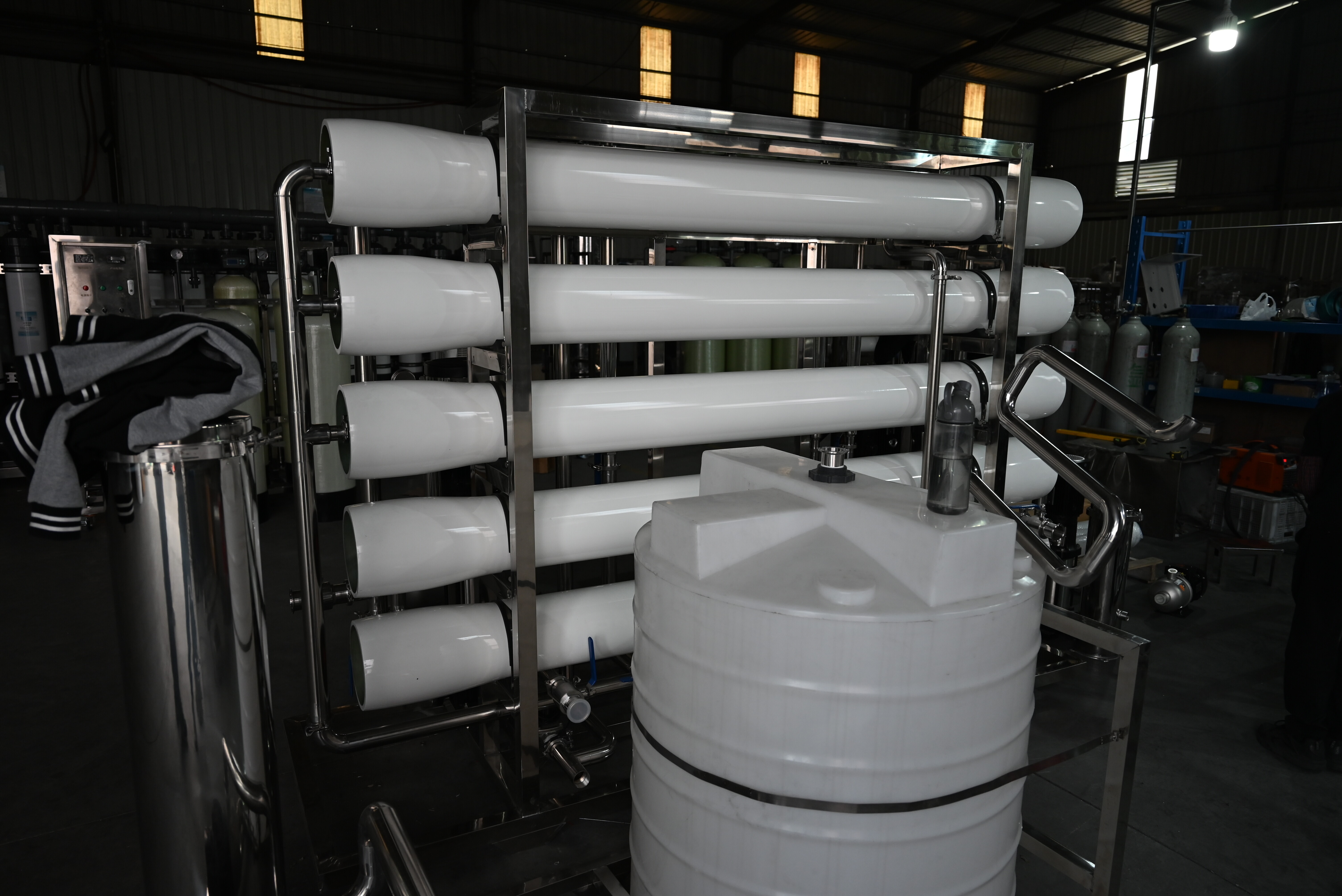 Membrane water-treatment process installation; application reference only
